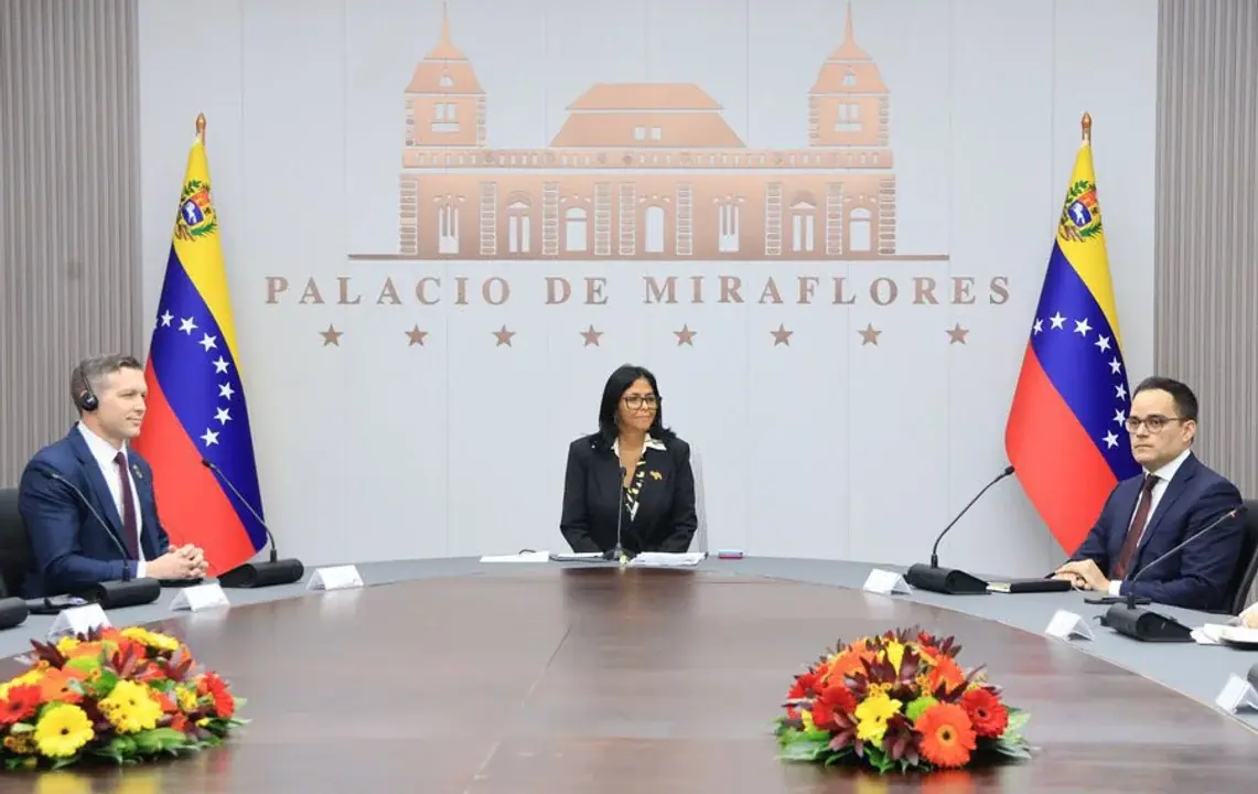 Delcy Rodríguez desmanteló el “Salón Néstor Kirchner” y reavivó la polémica en Venezuela