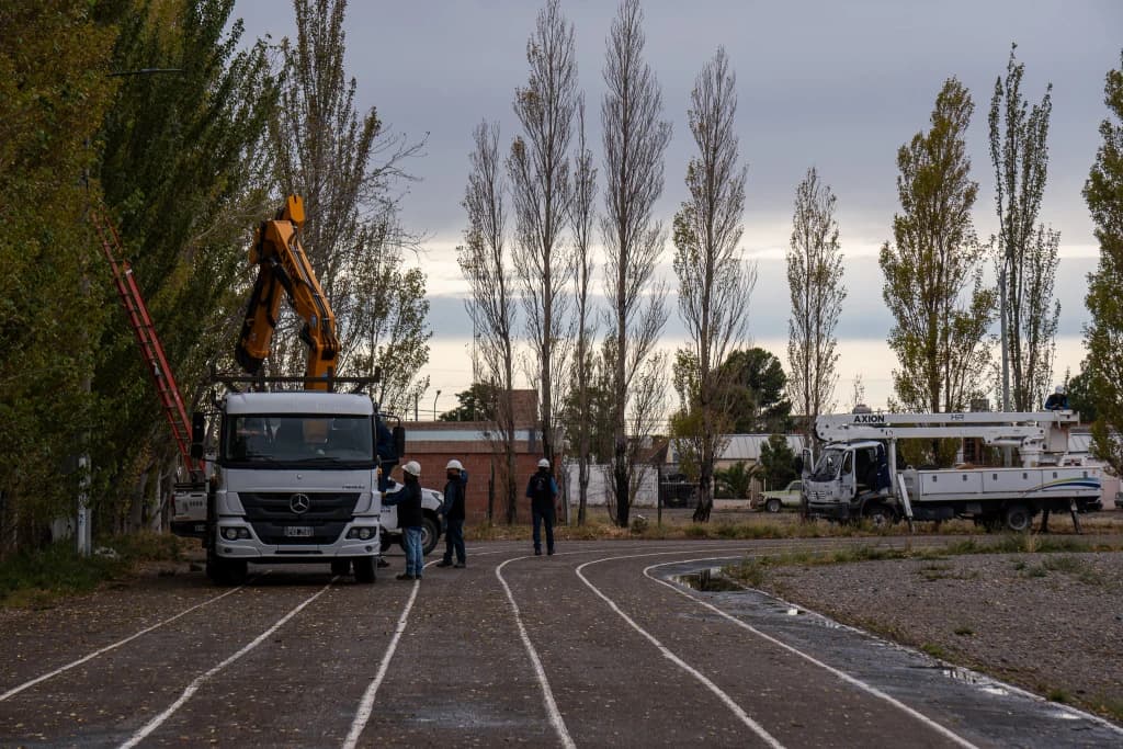 La Cooperativa repone luminarias LED en la pista de atletismo