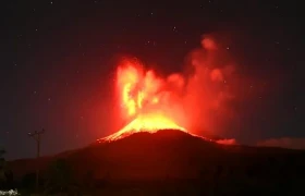 Un volcán entró en erupción y activó una alerta de aviación de alto nivel
