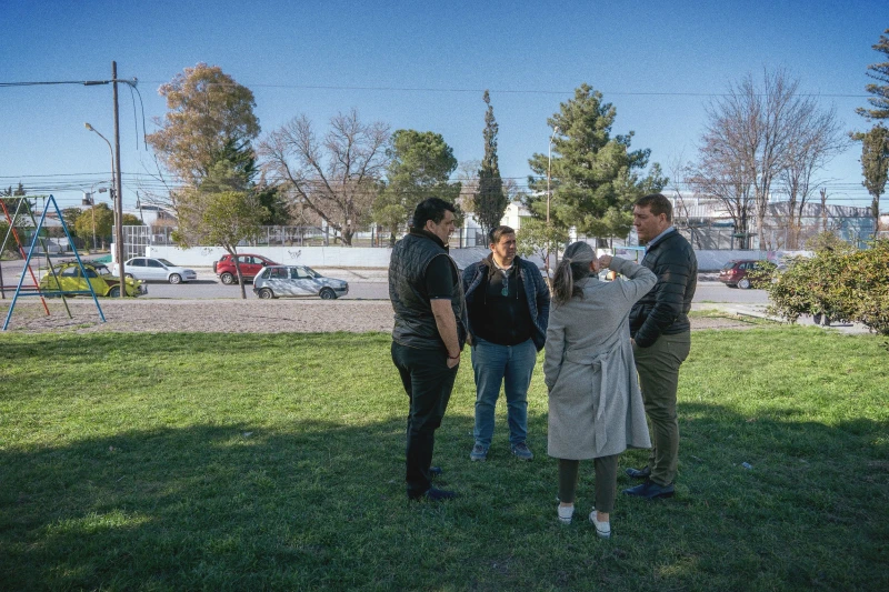 Trabajos de mantenimiento en espacios verdes en Rawson