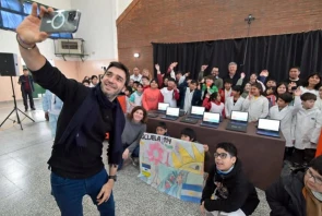 Torres entregó equipamiento informático a escuelas de la Comarca