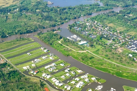 La Justicia allanó dos barrios de Nordelta donde viven los dueños de la droguería Suizo Argentina