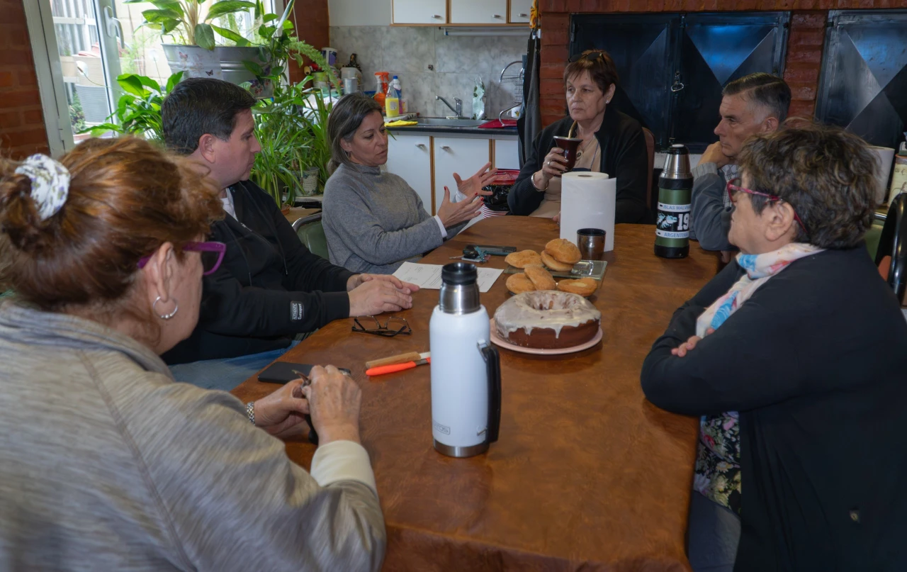 Funcionarios municipales se reunieron con vecinos del barrio 490 viviendas