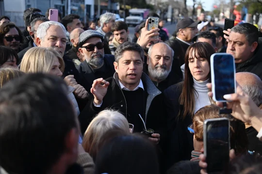 Kicillof le puso punto final a la campaña bonaerense con una recorrida en La Plata