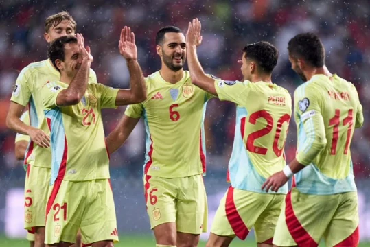 España aplastó a Turquía y es líder del Grupo E de las Eliminatorias Europeas