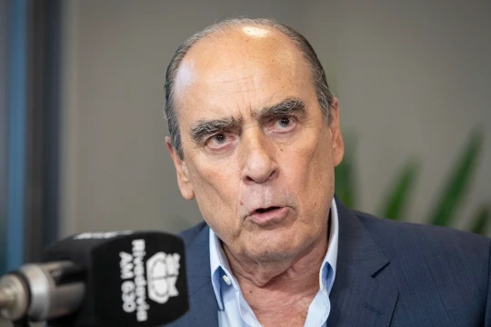 Francos felicitó a Kicillof por Whatsapp, pero desestiman que Milei lo vaya recibir