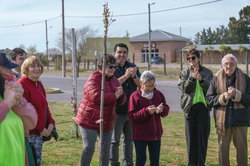 Colonia recreativa de Adultos Mayores plantaron árboles en Rawson