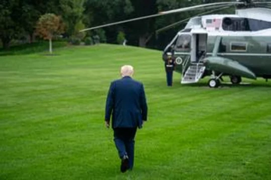 Cayó levemente el índice de aprobación a Trump