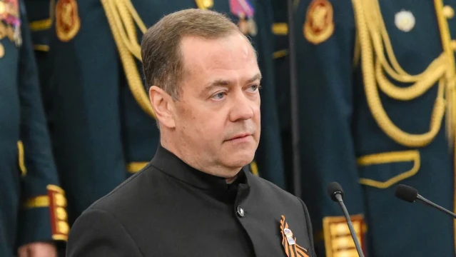 Dmitri Medvédev sube el tono contra líderes europeos