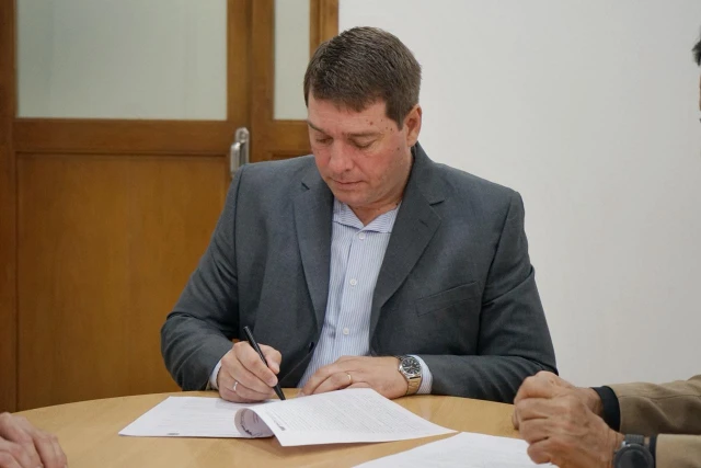 Rawson firma convenio para la conservación de la biodiversidad costera