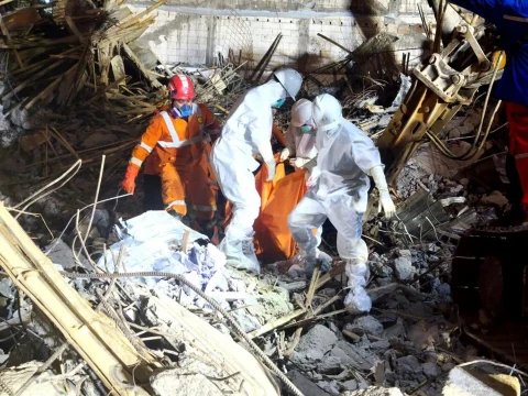 Colapso de un edificio escolar en Indonesia: asciende a 53 el número de muertos