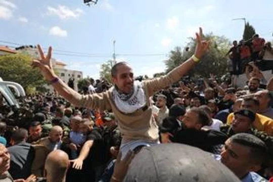 Llegan a Egipto 154 prisioneros palestinos liberados por Israel, reportan fuentes