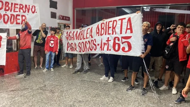 Socios de Independiente ingresaron a la sede de avenida Mitre y apuntaron contra de la dirigencia