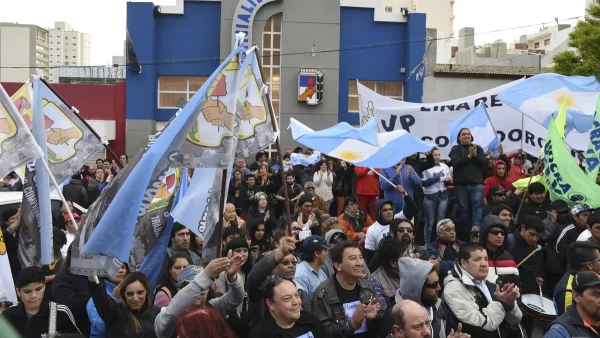 Día de la Lealtad: un gremialista vinculado a Juan Pablo Luque atacó a golpes a un funcionario municipal en pleno acto en Comodoro Rivadavia