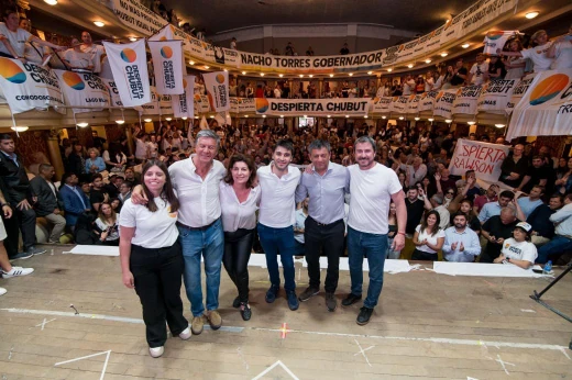 Ana Clara Romero, junto a Nacho Torres y Gustavo Menna cerró la campaña en Trelew