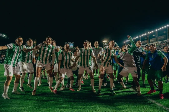 Banfield y un triunfo en el Clásico para olvidarse del descenso y empezar a ilusionarse