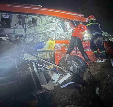 Por un deslizamiento de tierra quedó sepultado un micro en Vietnam