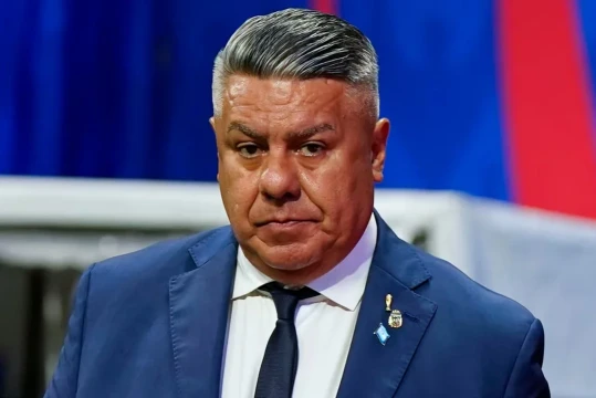 El Gobierno, a fondo contra el “Chiqui” Tapia: denunció a una financiera vinculada al presidente de la AFA