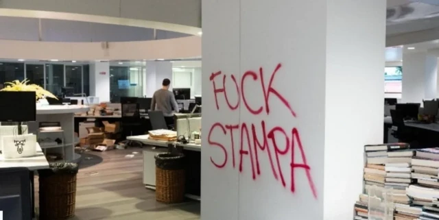 Activistas asaltaron y destrozaron la redacción de un diario italiano