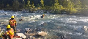 Con ataques directos en distintos puntos, inició una nueva jornada para controlar el incendio forestal en El Turbio