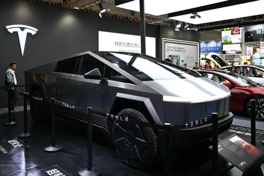 Intiman a Tesla por hacer creer a los consumidores que sus autos se manejan solos