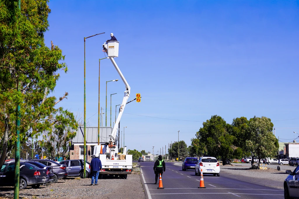 Comenzó el recambio de más de 300 luminarias LED en la Doble Trocha