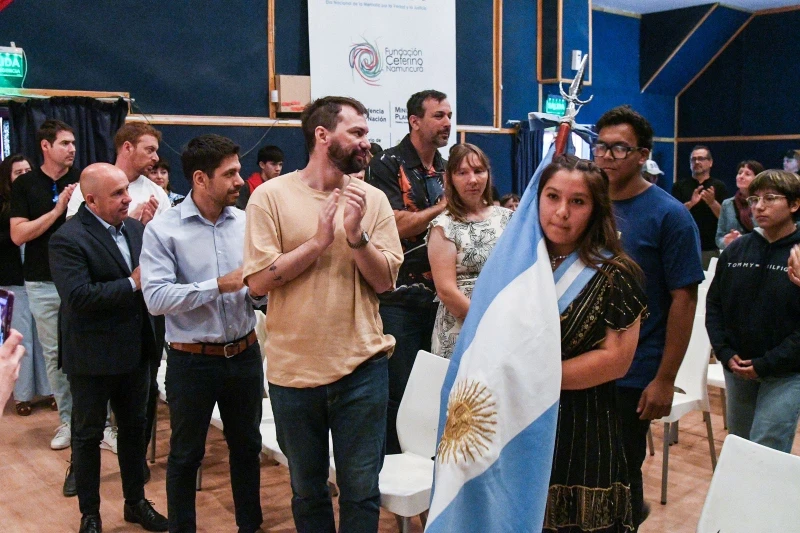 Sastre asistió a la colación de grado de la Fundación Ceferino