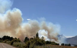 Incendio forestal activo en el oeste de Cholila