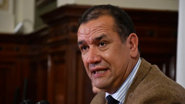 Polémica en Uruguay: captan a un senador del Partido Nacional mirando fotos de Zaira Nara en plena sesión