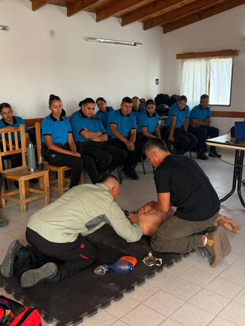 Guardavidas capacitaron a policías de Playa Unión