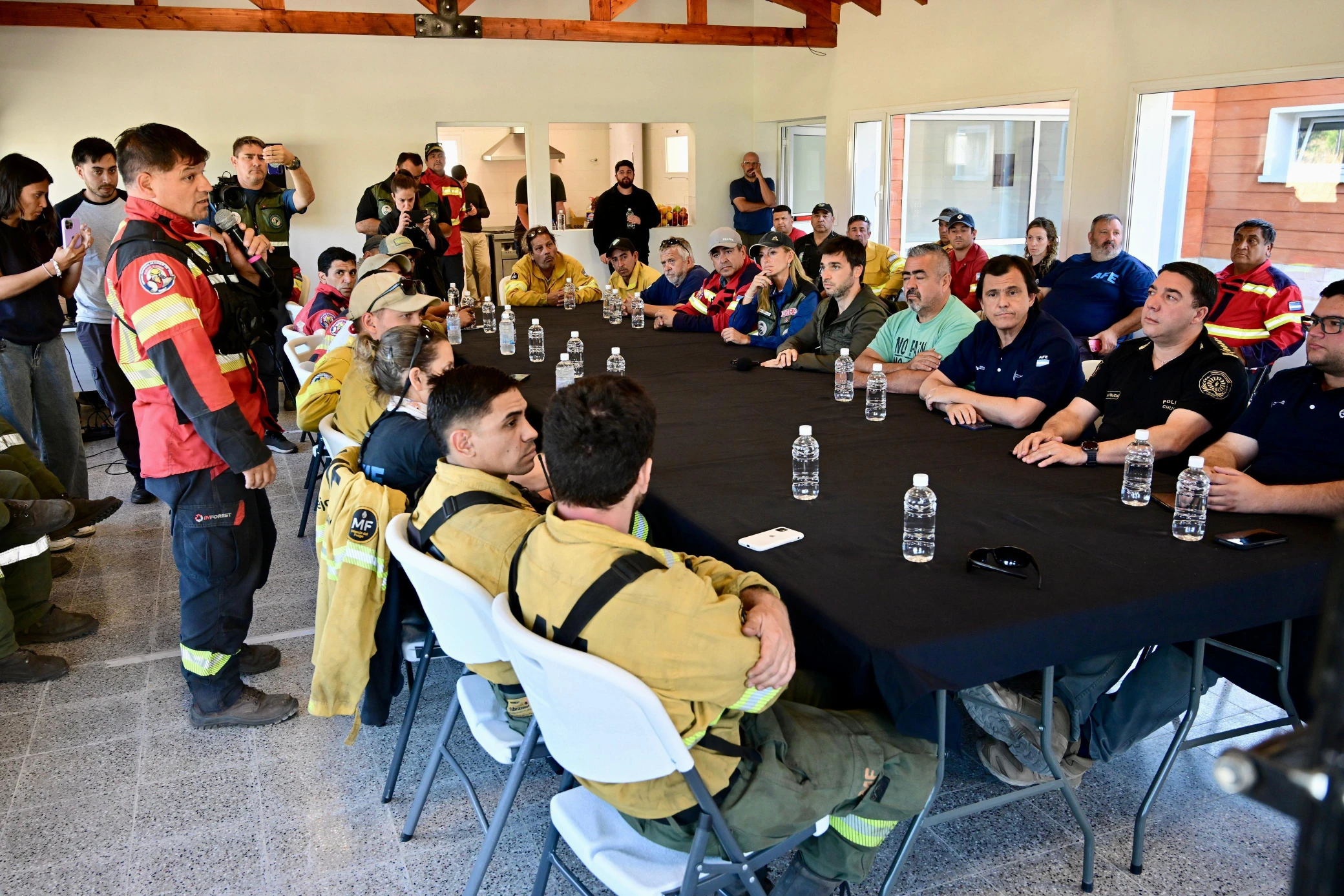 Operativo reforzado: cerca de 650 personas y 8 medios aéreos combaten el incendio forestal de Puerto Patriada