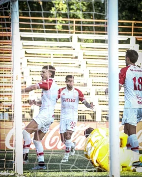 Huracán goleó al Campeón del Fútbol paraguayo