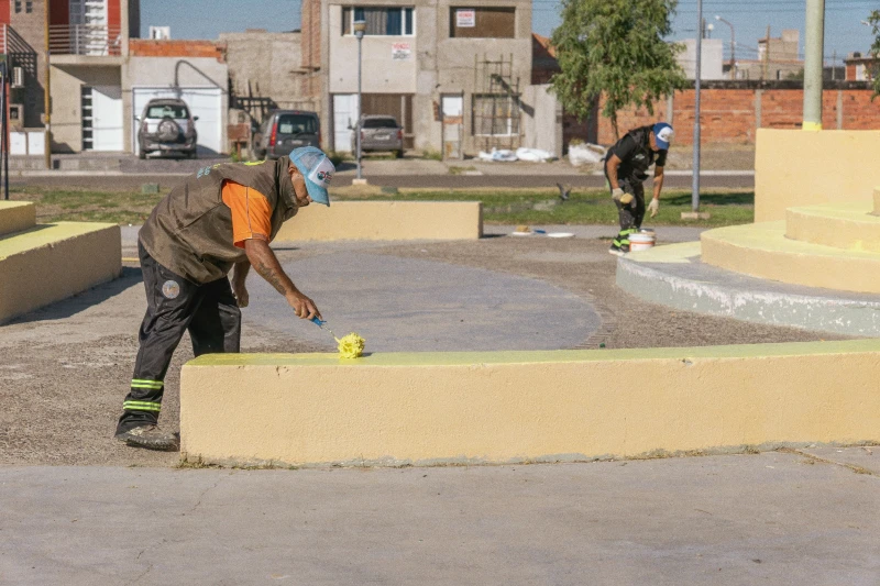 Trabajos de mantenimiento en la plaza de las 490 viviendas