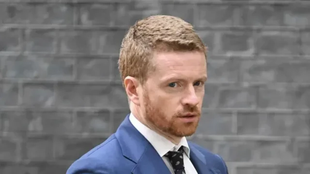 El jefe de Gabinete del primer ministro británico renunció salpicado por el caso Epstein