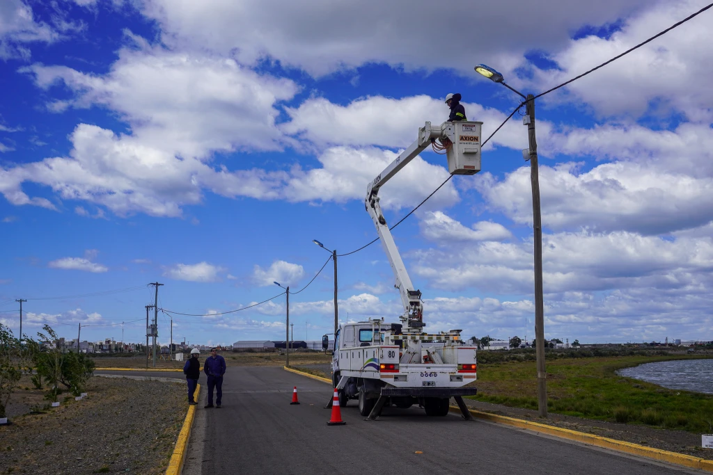Refuerzan y renuevan luminarias en el sector El Elsa de cara a la Fiesta del Río