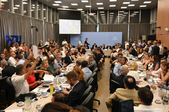 Diputados sesiona para aprobar con cambios la reforma laboral de Milei