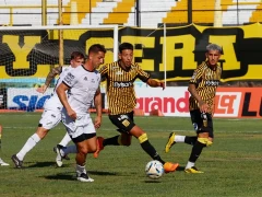 Almirante Brown festejó su primer triunfo en Isidro Casanova con la figura de Tomás Almada