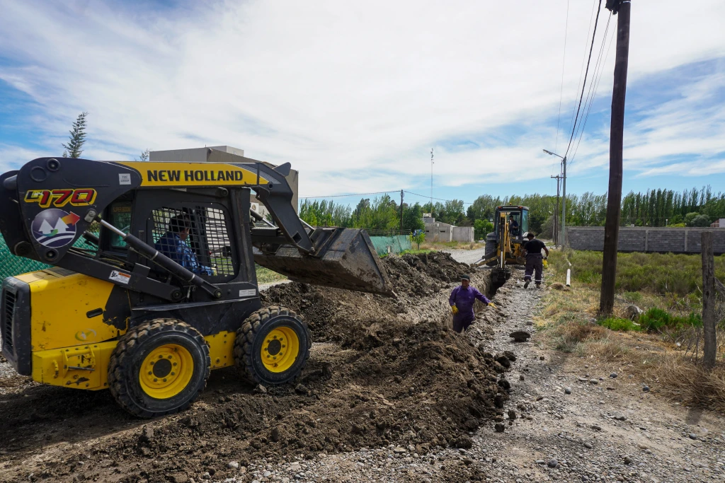 Rawson fortalece los servicios en el barrio La Isla con obras de agua y alumbrado