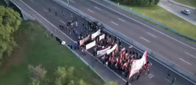 Trabajadores de Fate cortaron la Autopista Panamericana