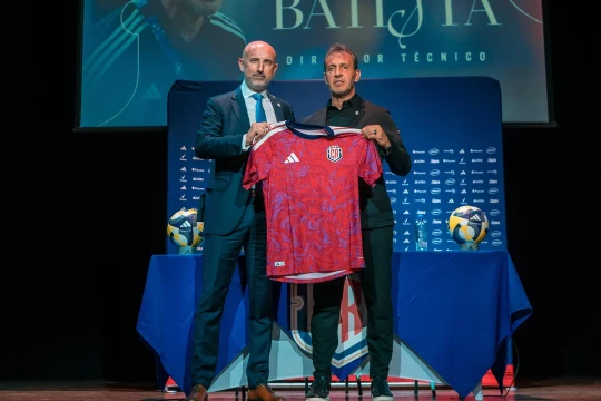 Costa Rica presentó al argentino Fernando “Bocha” Batista como nuevo técnico del seleccionado nacional