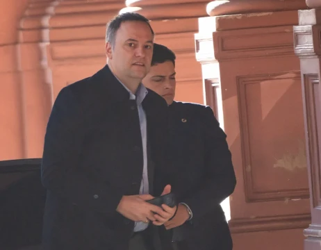 Denuncian a Manuel Adorni por presuntas irregularidades en contrataciones y la concesión de Tecnópolis
