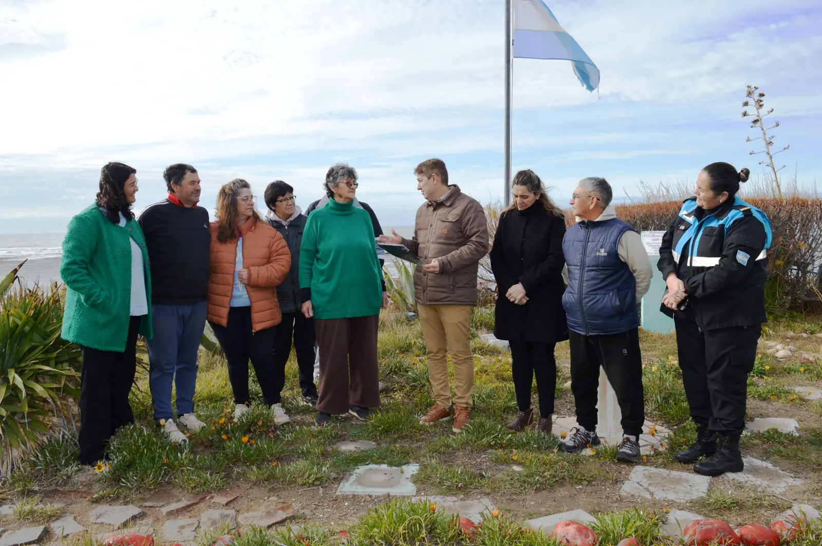 Familiares de Manuel Segundo Salone recibieron la ordenanza que asigna su nombre a un espacio verde de Playa El Faro