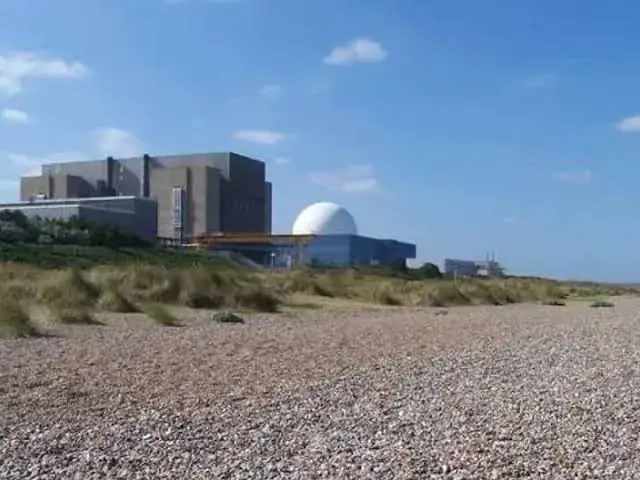 Alerta en Inglaterra: 90 bomberos combaten incendio cerca de la central nuclear Sizewell B