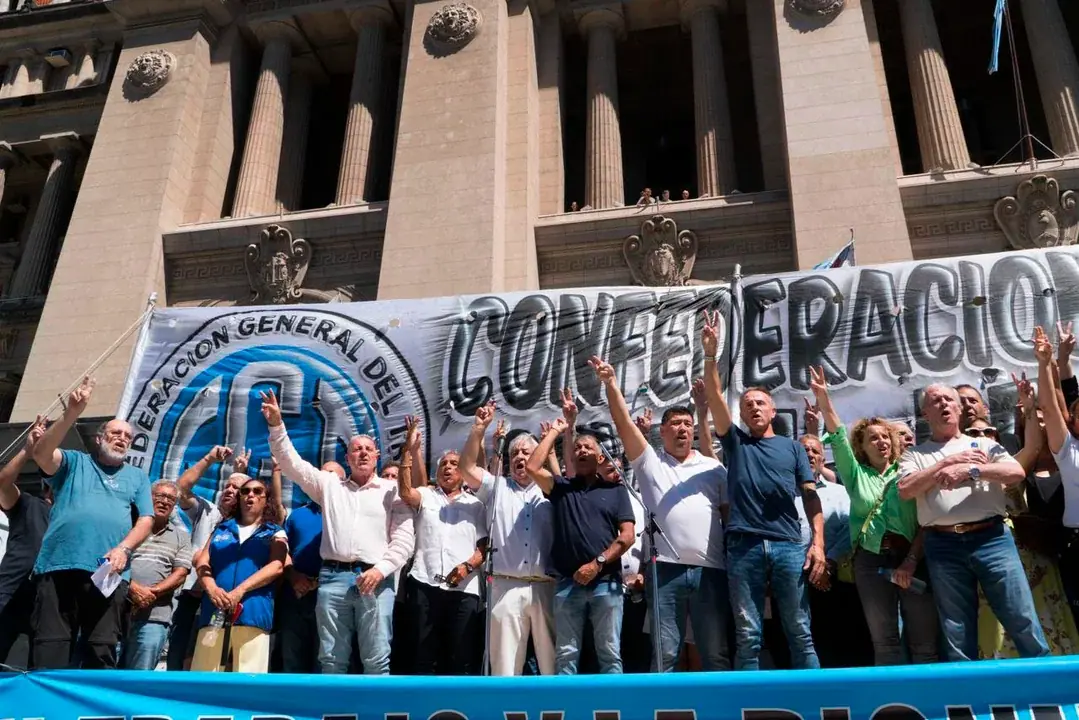 La CGT, las CTA y movimientos sociales marchan al Congreso junto a los jubilados
