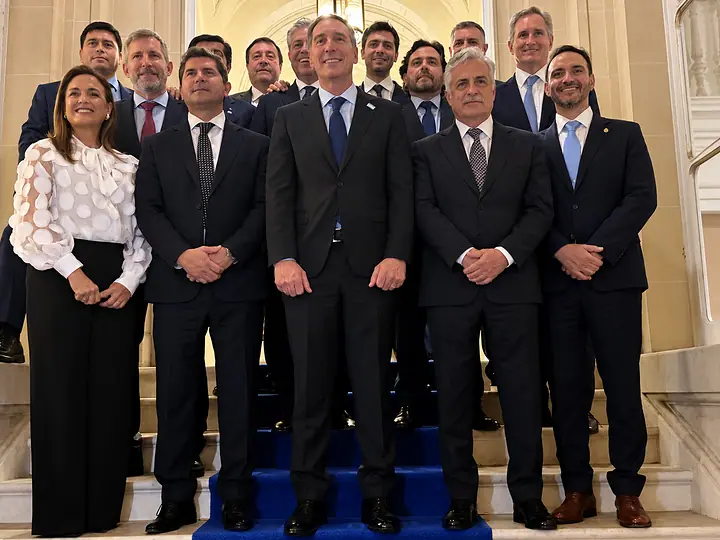 Cena con 12 gobernadores en París: Santilli negocia las PASO y afianza el vínculo con las provincias