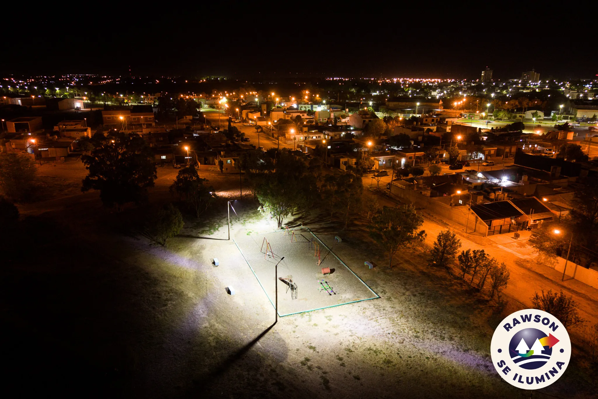 La Cooperativa realizó trabajos de colocación de luminarias en la plaza del barrio Tiro Federal