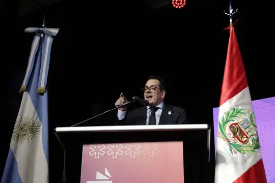 Abucheos y tensión marcaron el discurso de Leonardo Cifelli en la apertura de la Feria del Libro