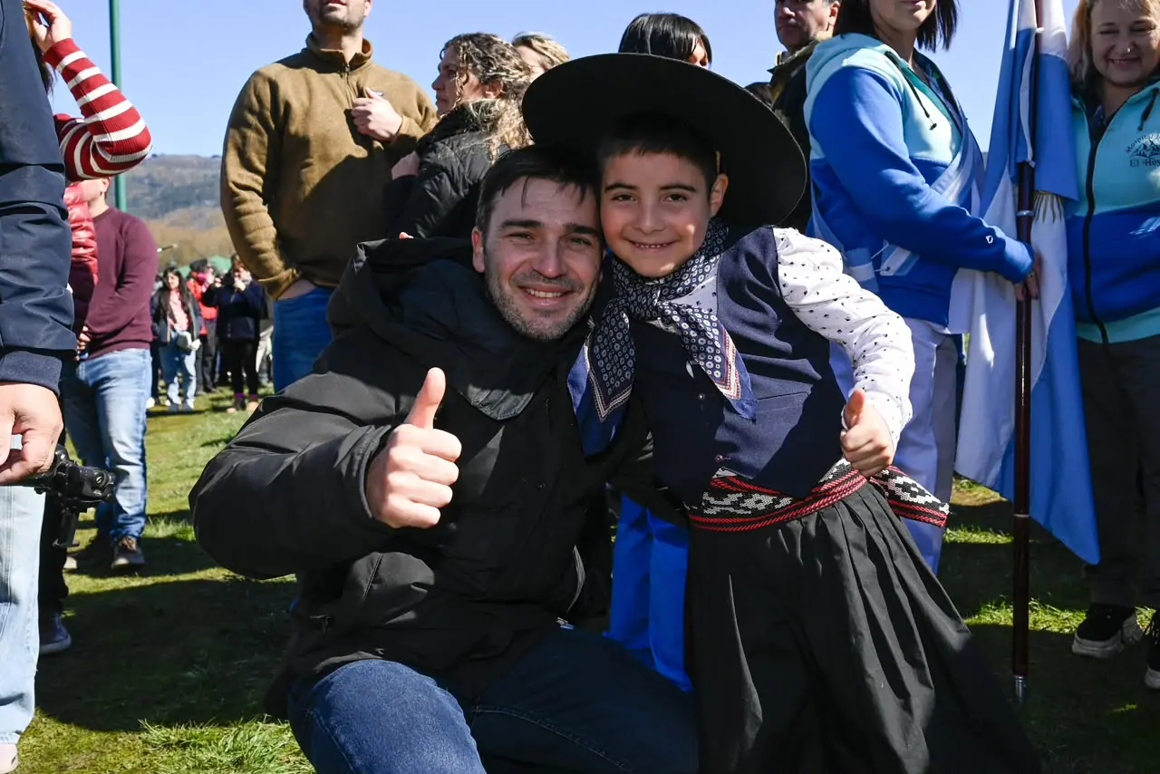 Aniversario de El Hoyo: Torres firmó convenios 