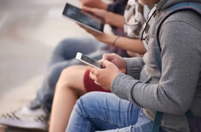 La UE limitará el acceso a las redes sociales para menores de 15 años y prohibirá su uso antes de los 13