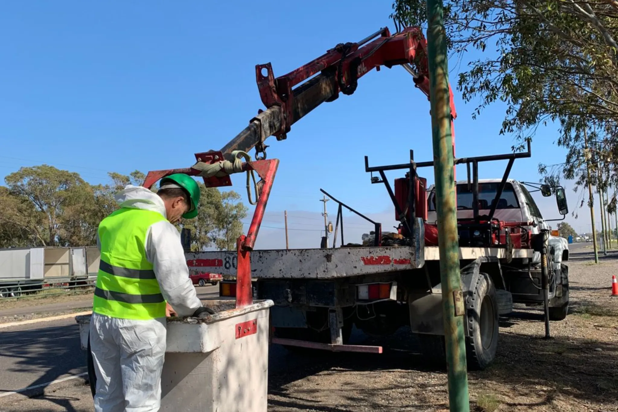 Avanzan las tareas de recuperación del alumbrado público en los accesos a la ciudad